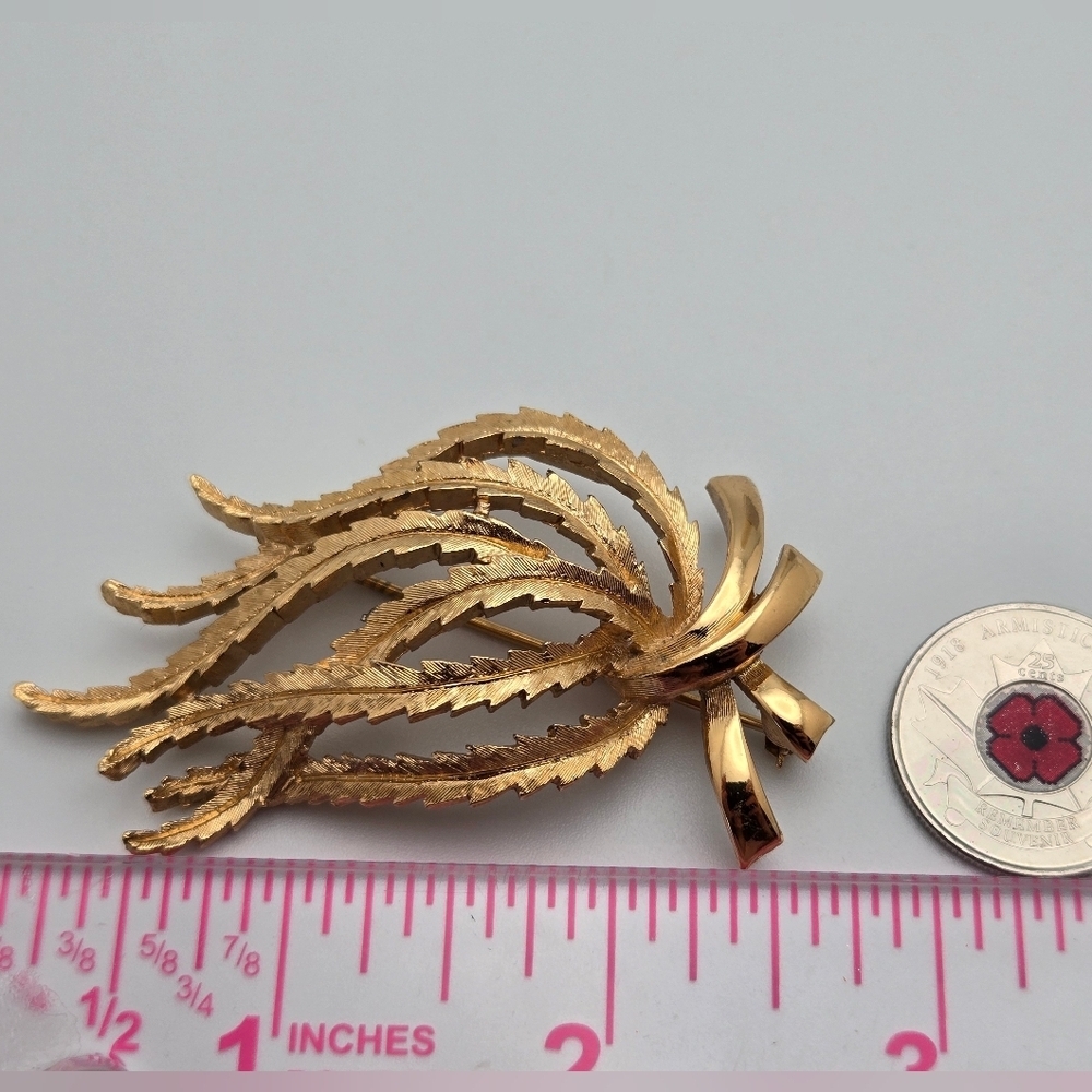 Monet Brooch Brushed Finish Fern Foliage Gold Tone Pin Retro Estate Sale - Picture 9 of 10